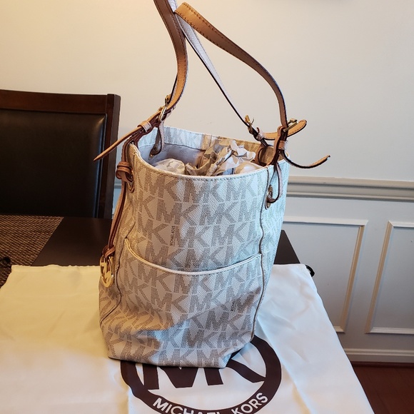 Handbag - Picture 2 of 7